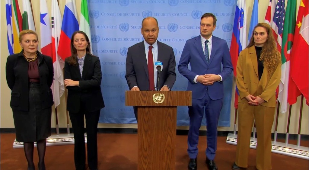 بيان مشترك قرأه أمام الصحفيين السفير جيمس كاريوكي، نائب المندوب الدائم للمملكة المتحدة لدى الأمم المتحدة - نيابة عن بلاده الدنمارك وفرنسا واليونان وسلوفينيا - قبيل جلسة لمجلس الأمن عن الوضع في فلسطين.